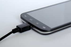 blur cellphone charging 209727 300x200 - 7 dicas para a bateria do celular durar mais tempo