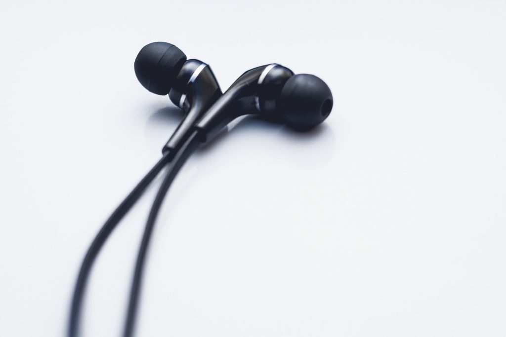 earphones 2602313 1920 1024x683 - Dicas para escolher o fone de ouvido ideal