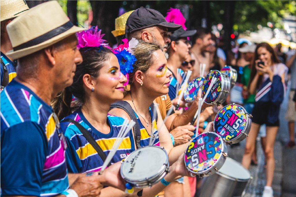 people holding tambourine 2231987 2 1024x683 - Google Maps mostra rota de 3 mil bloquinhos no Carnaval 2020
