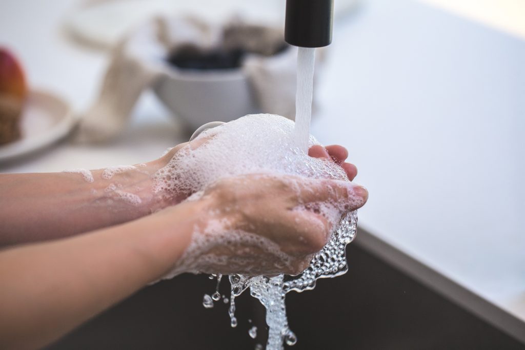 person washing his hand 545014 1 1024x683 - Dicas para se manter seguro ao sair de casa na pandemia