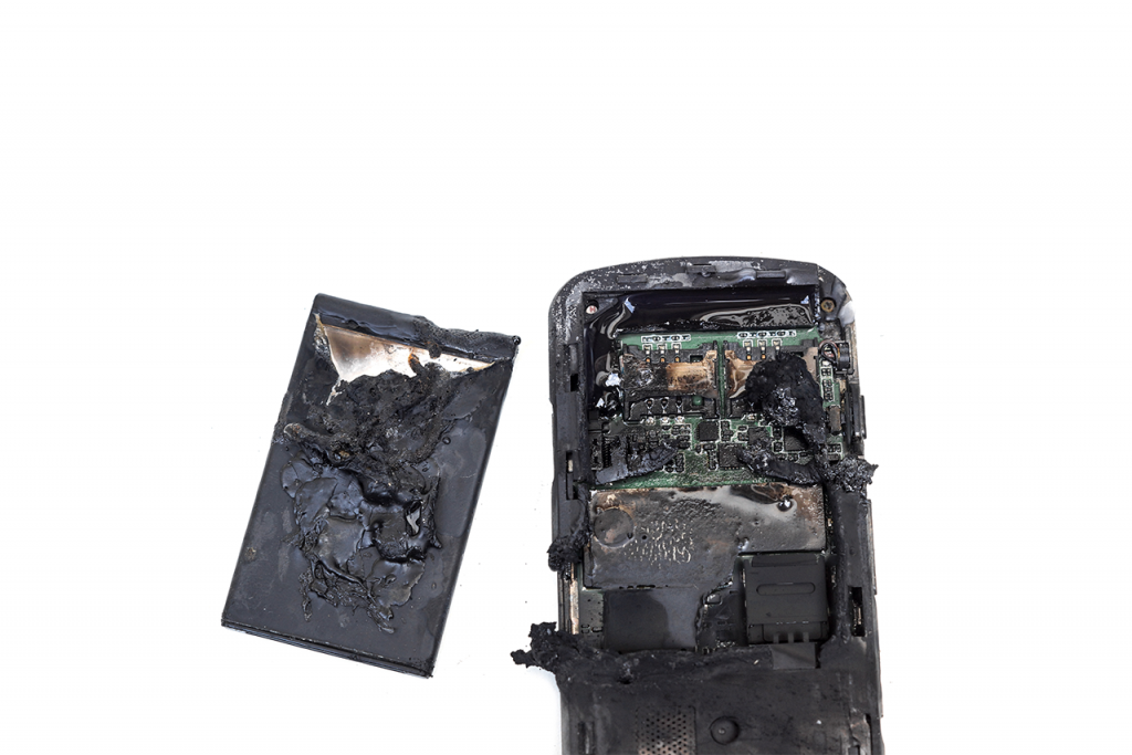bateria explodindo 1024x683 - Perigos de consertar o celular em casa
